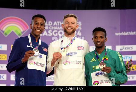 USA Yared Nugese, Silver, Gran Bretagna Josh Kerr, Gold e Etiopia Selemon Barega, bronzo, sul podio per i 3000 metri maschili durante il secondo giorno dei Campionati mondiali di atletica indoor all'Emirates Arena di Glasgow. Data foto: Sabato 2 marzo 2024. Foto Stock