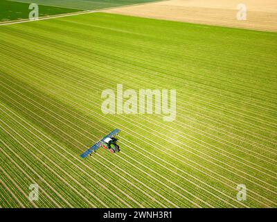 Vista aerea di un agricoltore olandese che lavora sul suo terreno, Flevoland, Paesi Bassi Foto Stock