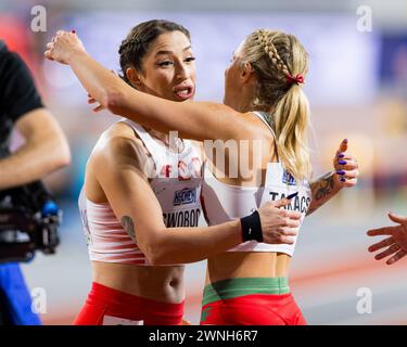 Glasgow, Scozia. 2 marzo 2024. Ewa SWOBODA (POL) si congratula con Boglárka TAKÁCS (HUN) credito: Raymond Davies / Alamy Live News Foto Stock