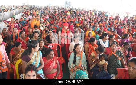 AURANGABAD, INDIA - 2 MARZO: La gente ascolta il primo ministro Narendra modi durante l'inaugurazione della cerimonia di posa della pietra di fondazione di vari progetti di sviluppo, il 2 marzo 2024 ad Aurangabad, India. Modi ha presentato i progetti di sviluppo del valore di 21.400 RS nel distretto Aurangabad di Bihar sabato. Modi ha presentato progetti autostradali nazionali del valore di oltre 18.000 RS. Ha anche posato la prima pietra per un ponte a sei corsie sul Ganga, che sarà costruito parallelamente all'esistente JP Ganga Setu. (Foto di Santosh Kumar/Hindustan Times/Sipa USA ) Foto Stock