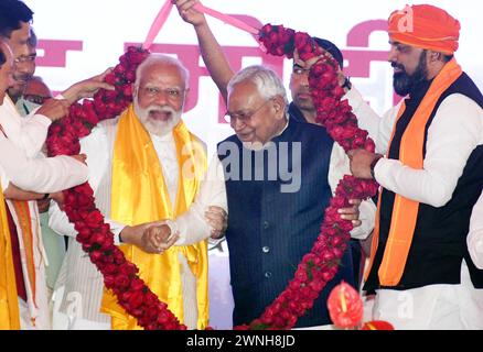 AURANGABAD, INDIA - 2 MARZO: Il primo ministro Narendra modi saluta l'incontro con il primo ministro Nbianc Kumar, e il vice CMS Samrat Chaudhary e Vijay Kumar Sinha altri durante la cerimonia di inaugurazione e posa della pietra di fondazione di vari progetti di sviluppo il 2 marzo 2024 ad Aurangabad, India. Modi ha presentato i progetti di sviluppo del valore di 21.400 RS nel distretto Aurangabad di Bihar sabato. Modi ha presentato progetti autostradali nazionali del valore di oltre 18.000 RS. Ha anche posato la prima pietra per un ponte a sei corsie sul Ganga, che sarà costruito parallelamente al JP esistente Foto Stock