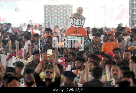 AURANGABAD, INDIA - 2 MARZO: La gente ascolta il primo ministro Narendra modi durante l'inaugurazione della cerimonia di posa della pietra di fondazione di vari progetti di sviluppo, il 2 marzo 2024 ad Aurangabad, India. Modi ha presentato i progetti di sviluppo del valore di 21.400 RS nel distretto Aurangabad di Bihar sabato. Modi ha presentato progetti autostradali nazionali del valore di oltre 18.000 RS. Ha anche posato la prima pietra per un ponte a sei corsie sul Ganga, che sarà costruito parallelamente all'esistente JP Ganga Setu. (Foto di Santosh Kumar/Hindustan Times/Sipa USA ) Foto Stock