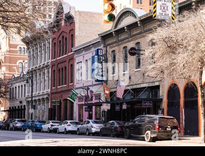 Austin, Texas - 22 febbraio 2024: Vista sulla storica Sixth Street, famosa per i suoi numerosi bar di musica dal vivo nel centro di Austin, Texas Foto Stock