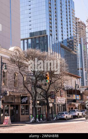 Austin, Texas - 22 febbraio 2024: Vista sulla storica Sixth Street, famosa per i suoi numerosi bar di musica dal vivo nel centro di Austin, Texas Foto Stock