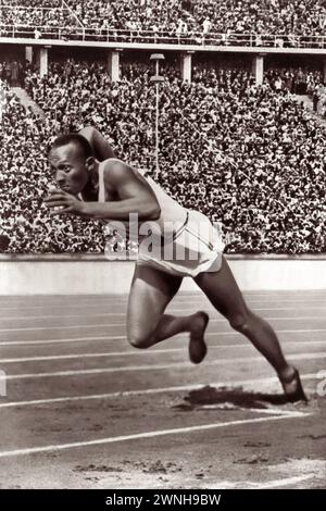 Jesse Owens all'inizio della gara dei 200 metri (per la quale ha vinto una medaglia d'oro) durante le Olimpiadi estive del 1936 a Berlino, in Germania. Foto Stock