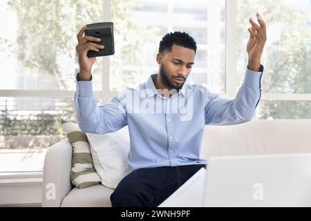 Stanca frustrata giovane donna africana infastidita dai problemi di denaro Foto Stock