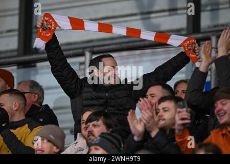 Tifosi del Blackpool durante la partita Sky Bet League 1 Shrewsbury Town vs Blackpool a Croud Meadow, Shrewsbury, Regno Unito. 2 marzo 2024. (Foto di Craig Thomas/News Images) in, il 3/2/2024. (Foto di Craig Thomas/News Images/Sipa USA) credito: SIPA USA/Alamy Live News Foto Stock