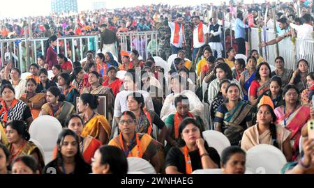 AURANGABAD, INDIA - 2 MARZO: La gente ascolta il primo ministro Narendra modi durante l'inaugurazione della cerimonia di posa della pietra di fondazione di vari progetti di sviluppo, il 2 marzo 2024 ad Aurangabad, India. Modi ha presentato i progetti di sviluppo del valore di 21.400 RS nel distretto Aurangabad di Bihar sabato. Modi ha presentato progetti autostradali nazionali del valore di oltre 18.000 RS. Ha anche posato la prima pietra per un ponte a sei corsie sul Ganga, che sarà costruito parallelamente all'esistente JP Ganga Setu. (Foto di Santosh Kumar/Hindustan Times/Sipa USA ) Foto Stock