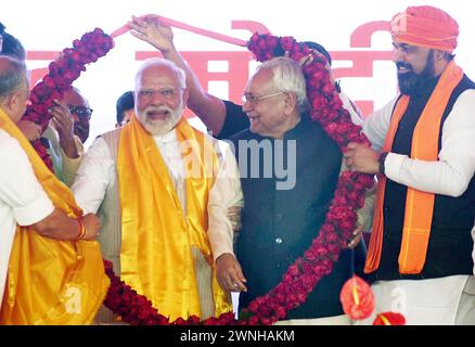 AURANGABAD, INDIA - 2 MARZO: Il primo ministro Narendra modi saluta l'incontro con il primo ministro Nbianc Kumar, e il vice CMS Samrat Chaudhary e Vijay Kumar Sinha altri durante la cerimonia di inaugurazione e posa della pietra di fondazione di vari progetti di sviluppo il 2 marzo 2024 ad Aurangabad, India. Modi ha presentato i progetti di sviluppo del valore di 21.400 RS nel distretto Aurangabad di Bihar sabato. Modi ha presentato progetti autostradali nazionali del valore di oltre 18.000 RS. Ha anche posato la prima pietra per un ponte a sei corsie sul Ganga, che sarà costruito parallelamente al JP esistente Foto Stock