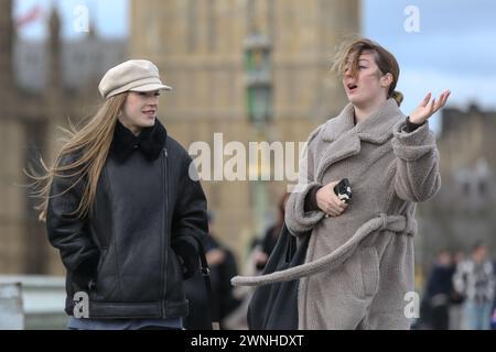 Londra, Regno Unito. 26 febbraio 2024. Le donne camminano per strada in una giornata fredda e ventosa. (Foto di Steve Taylor/SOPA Images/Sipa USA) credito: SIPA USA/Alamy Live News Foto Stock