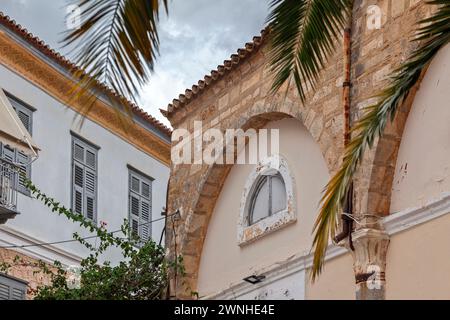 Architettura locale tradizionale nella città di Nafplio, in Grecia. Le case sono per lo più costruite in pietra, a 2 piani e molte volte presentano archi decorativi. Foto Stock