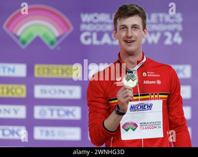 Glasgow, Regno Unito. 2 marzo 2024. Il belga Alexander Doom festeggia sul podio della gara maschile dei 400 m, il secondo giorno dei Campionati mondiali di atletica leggera indoor a Glasgow, Scozia, Regno Unito, sabato 2 marzo 2024. I Mondi si svolgeranno dal 1° al 3 marzo 2024. BELGA PHOTO BENOIT DOPPAGNE credito: Belga News Agency/Alamy Live News Foto Stock