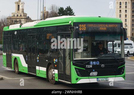 Bucarest, Romania - 2 marzo 2024: Un autobus di trasporto pubblico BMC Truck and Bus Full Electric viene guidato nel traffico su un viale di Bucarest. Questa ima Foto Stock