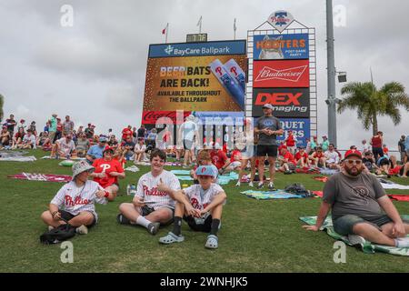 Clearwater, Florida, Stati Uniti. 2 marzo 2024. I tifosi si siedono sulla collina a Centerfield per assistere a una partita di allenamento primaverile della MLB tra i Philadelphia Phillies e i Minnesota Twins il 2 marzo 2024 al BayCare Ballpark. I Phillies batterono i Twins per 3-2. (Credit Image: © Kim Hukari/ZUMA Press Wire) SOLO PER USO EDITORIALE! Non per USO commerciale! Foto Stock