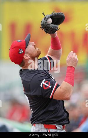 Clearwater, Florida, Stati Uniti. 2 marzo 2024. Il ricevitore dei Minnesota Twins Brian o'Keefe (62) riceve un segnale prima di una partita di allenamento primaverile della MLB contro i Philadelphia Phillies il 2 marzo 2024 al BayCare Ballpark. I Phillies batterono i Twins per 3-2. (Credit Image: © Kim Hukari/ZUMA Press Wire) SOLO PER USO EDITORIALE! Non per USO commerciale! Foto Stock