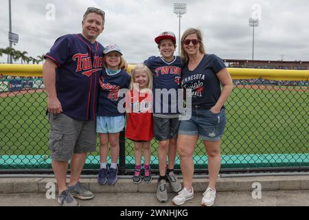 Clearwater, Florida, Stati Uniti. 2 marzo 2024. Una famiglia di Minnesota Twins venne a disputare una partita di allenamento primaverile della MLB contro i Philadelphia Phillies il 2 marzo 2024 al BayCare Ballpark. I Phillies batterono i Twins per 3-2. (Credit Image: © Kim Hukari/ZUMA Press Wire) SOLO PER USO EDITORIALE! Non per USO commerciale! Foto Stock