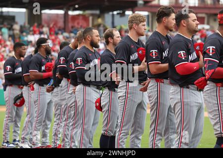 Clearwater, Florida, Stati Uniti. 2 marzo 2024. I Minnesota Twins durante il canto dell'inno nazionale durante una partita di allenamento primaverile della MLB contro i Philadelphia Phillies il 2 marzo 2024 al BayCare Ballpark. I Phillies batterono i Twins per 3-2. (Credit Image: © Kim Hukari/ZUMA Press Wire) SOLO PER USO EDITORIALE! Non per USO commerciale! Foto Stock