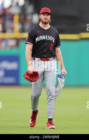 Clearwater, Florida, Stati Uniti. 2 marzo 2024. Il lanciatore titolare dei Minnesota Twins Bailey Ober (17) cammina fino al dugout prima di una partita di allenamento primaverile della MLB, i Philadelphia Phillies il 2 marzo 2024 al BayCare Ballpark. I Phillies batterono i Twins per 3-2. (Credit Image: © Kim Hukari/ZUMA Press Wire) SOLO PER USO EDITORIALE! Non per USO commerciale! Foto Stock