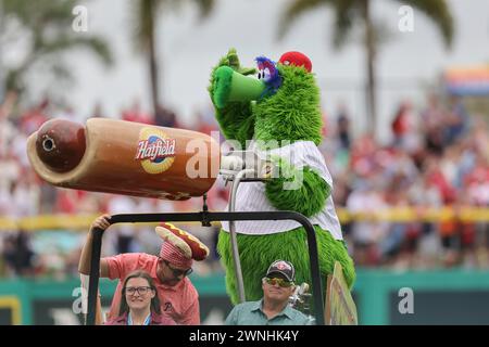Clearwater, Florida, Stati Uniti. 2 marzo 2024. La mascotte dei Philadelphia Phillie Phanatic spara t-shirt ai tifosi durante una partita di allenamento primaverile della MLB contro i Minnesota Twins il 2 marzo 2024 al BayCare Ballpark. I Phillies batterono i Twins per 3-2. (Credit Image: © Kim Hukari/ZUMA Press Wire) SOLO PER USO EDITORIALE! Non per USO commerciale! Foto Stock