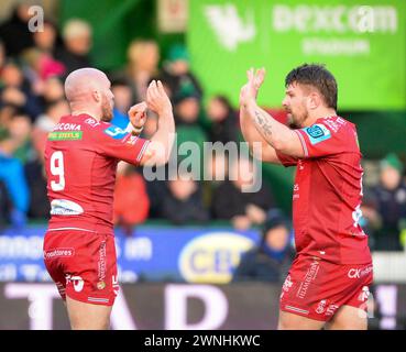 Galway, Irlanda. 2 marzo 2024. Efan Jones celebra la sua meta con il compagno di squadra degli Scarlets Shaun Evans Credit: Don Soules/Alamy Live News Foto Stock