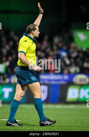 Galway, Irlanda. 2 marzo 2024. L'arbitro Federico Vedovelli segnala la meta di Sean Jansen per Connacht Credit: Don Soules/Alamy Live News Foto Stock