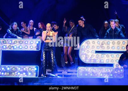 SOLO PER USO EDITORIALE. Londra, Regno Unito. 2 marzo 2023. Becky Hill e Chase and Status durante i Brit Awards 2024, alla O2 Arena di Londra. Il credito fotografico dovrebbe essere: Matt Crossick/Empics/Alamy Live News Foto Stock