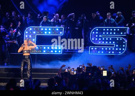 SOLO PER USO EDITORIALE. Londra, Regno Unito. 2 marzo 2023. Becky Hill e Chase and Status durante i Brit Awards 2024, alla O2 Arena di Londra. Il credito fotografico dovrebbe essere: Matt Crossick/Empics/Alamy Live News Foto Stock