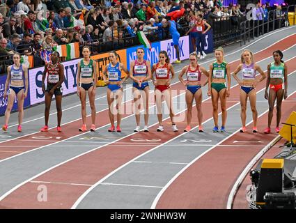 Glasgow, Scozia, Regno Unito. 2 marzo 2024. Concorrenti sulla linea di partenza per la finale donna 3000m durante i Campionati mondiali di atletica indoor all'Emirates Arena, Glasgow, Scozia, Regno Unito. Crediti: LFP/Alamy Live News Foto Stock