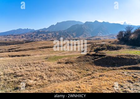 Osservazione della prateria di Kusasenri a gennaio. Parco nazionale ASO Kuju. Prefettura di Kumamoto, Giappone. Traduzione su lapide commemorativa : visitata dall'imperatore Monum Foto Stock