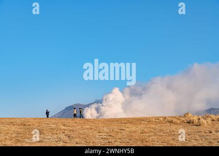 Osservazione della prateria di Kusasenri a gennaio. Parco nazionale ASO Kuju. Prefettura di Kumamoto, Giappone. Traduzione su lapide commemorativa : visitata dall'imperatore Monum Foto Stock