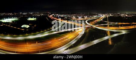 Vista aerea notturna di un'autostrada di interscambio a quadrifoglio, l'Haque, Paesi Bassi Foto Stock