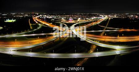 Vista aerea notturna di un'autostrada di interscambio a quadrifoglio, l'Haque, Paesi Bassi Foto Stock