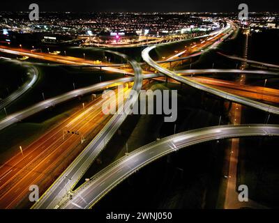 Vista aerea notturna di un'autostrada di interscambio a quadrifoglio, l'Haque, Paesi Bassi Foto Stock