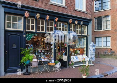 Amsterdam, Nedherlands - novembre 5,2017: Piccolo negozio nel centro storico della città. Famoso punto di riferimento della vecchia città europea. Foto Stock