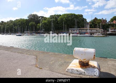 Old Mooring Cleat o Bollard per barche da pesca banchina a Weymouth Harbour, Dorset, Inghilterra, Regno Unito Foto Stock
