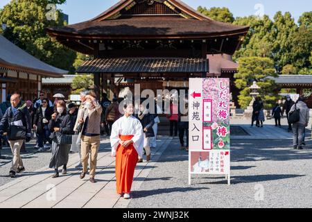 Kyoto, Giappone - febbraio 28 2024 : folle di persone nel Santuario di Jonangu piangono prugna e Camellia Festival. Foto Stock