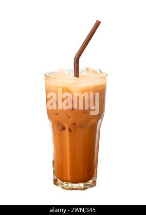 La vista frontale del freddo tè tailandese all'arancia con latte condensato e ghiaccio è isolata su sfondo bianco con percorso di ritaglio. Foto Stock