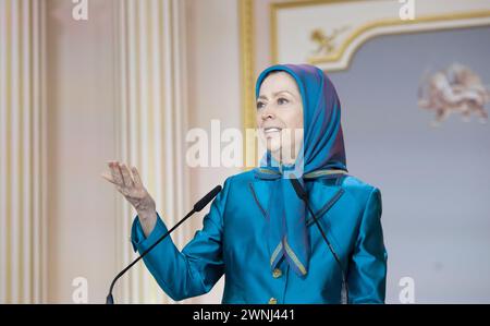 Auvers Sur Oise, Francia. 1 marzo 2024. Maryam Rajavi, presidente eletto del Consiglio nazionale di resistenza dell'Iran (NCRI), tiene discorsi durante la conferenza. Una conferenza dal titolo “Resisting Tyranny: An oppressive Judiciary, Fighting State Terrorism” presso la sede centrale dell’NCRI ad Auvers-sur-Oise, Francia. Credito: SOPA Images Limited/Alamy Live News Foto Stock