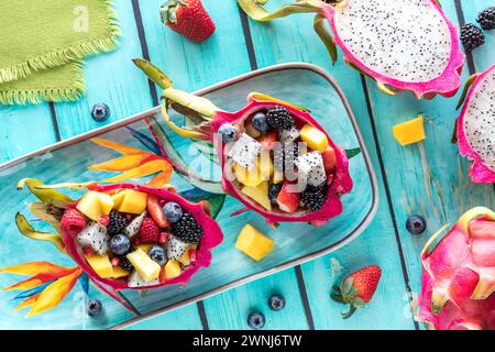 Ciotole per insalata di frutta drago appena preparate, su un vassoio colorato, pronte per mangiare. Foto Stock