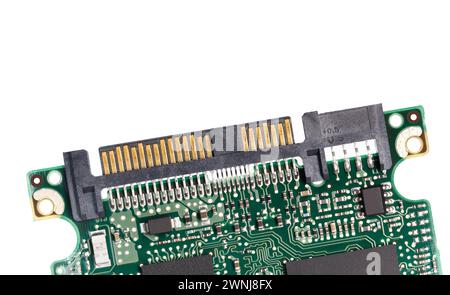 Scheda a circuito stampato del controller del disco rigido con connettore SATA. Primo piano, isolato sul bianco Foto Stock