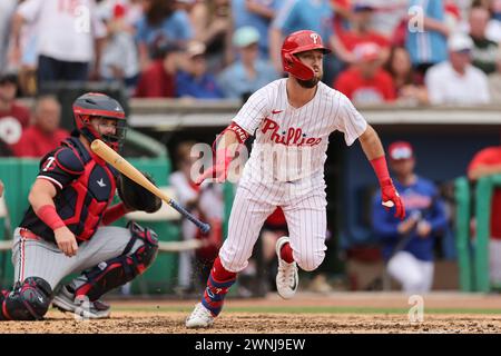 Clearwater, Florida, Stati Uniti. 2 marzo 2024. I Philadelphia Phillies lasciarono l'esterno KODY CLEMENS (2) in campo destro nel settimo inning durante una partita di allenamento primaverile della MLB contro i Minnesota Twins al BayCare Ballpark. I Phillies batterono i Twins per 3-2. (Credit Image: © Kim Hukari/ZUMA Press Wire) SOLO PER USO EDITORIALE! Non per USO commerciale! Foto Stock