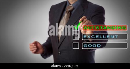 Il manager aziendale maschile irriconoscibile sta selezionando la casella accanto all'etichetta IN SOSPESO, seguita da ECCELLENTE e BUONO non controllato. Business Conce Foto Stock