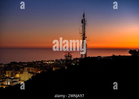 Al crepuscolo e all'ora blu dal punto panoramico di Guardiola sopra la città di la Ràpita (ex Sant Carles de la Ràpita) nel Delta dell'Ebro. Tarragona, Spagna Foto Stock