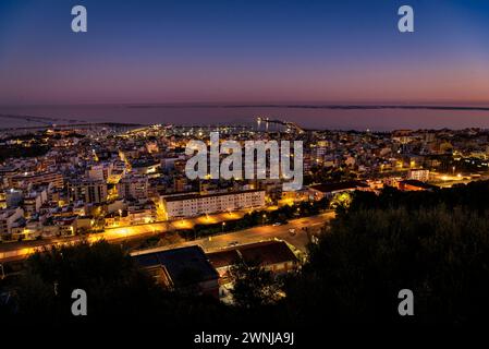 Al crepuscolo e all'ora blu dal punto panoramico di Guardiola sopra la città di la Ràpita (ex Sant Carles de la Ràpita) nel Delta dell'Ebro. Tarragona, Spagna Foto Stock