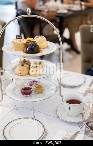 Bangkok, Thailandia 4 marzo 2018: Tè pomeridiano presso la sala da tè Harrods. Harrods è un grande magazzino di lusso situato a Londra, Regno Unito Foto Stock