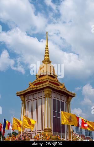 Bangkok, Thailandia - 25 febbraio 2024: Santuario delle Sacre reliquie del Buddha e dei suoi due discepoli presso il Padiglione Sanam Luang per la venerazione pubblica Foto Stock
