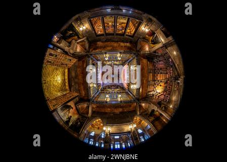 Cupola della sala centrale del palazzo Palau Güell sul piano nobile dell'edificio progettato da Antoni Gaudí (Barcellona, Catalogna, Spagna) Foto Stock