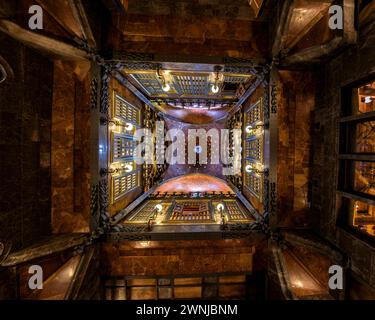 Cupola della sala centrale del palazzo Palau Güell sul piano nobile dell'edificio progettato da Antoni Gaudí (Barcellona, Catalogna, Spagna) Foto Stock