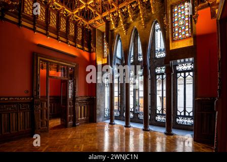 Sala visitabile del palazzo Palau Güell, con uno spettacolare soffitto in legno e finestre con archi parabolici e colonne (Barcellona, Catalogna, Spagna) Foto Stock