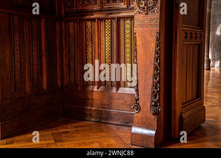 Dettagli in legno nella sala visite del palazzo Palau Güell, opera progettata da Antoni Gaudí (Barcellona, Catalogna, Spagna) Foto Stock